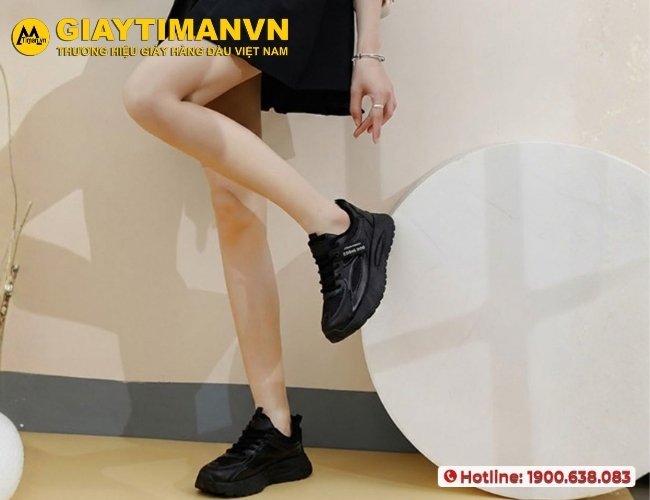 Phong cách All-black với mẫu giày thể thao nữ thời trang
