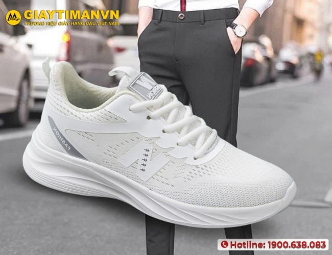 Kết hợp quần tây đen với giày sneaker nam trắng