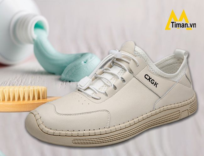 Làm sạch giày da trắng với kem đánh răng