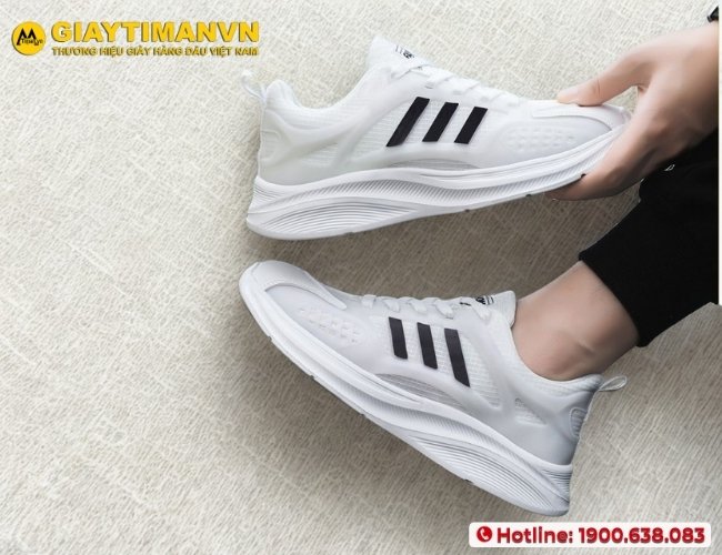 Mix giày màu trắng sáng với set đồ nam phóng khoáng