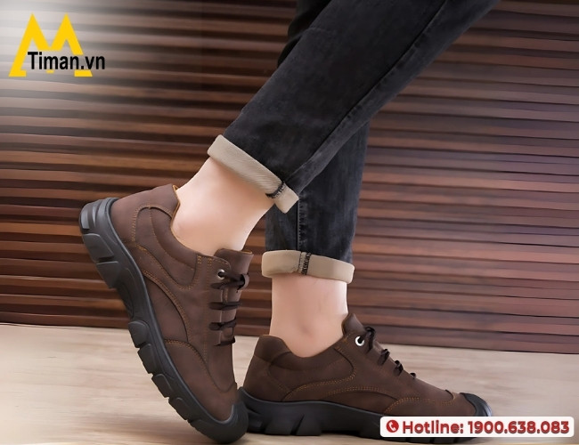 Kiểm tra độ đàn hồi và bền chắc của giày buộc dây cho nam