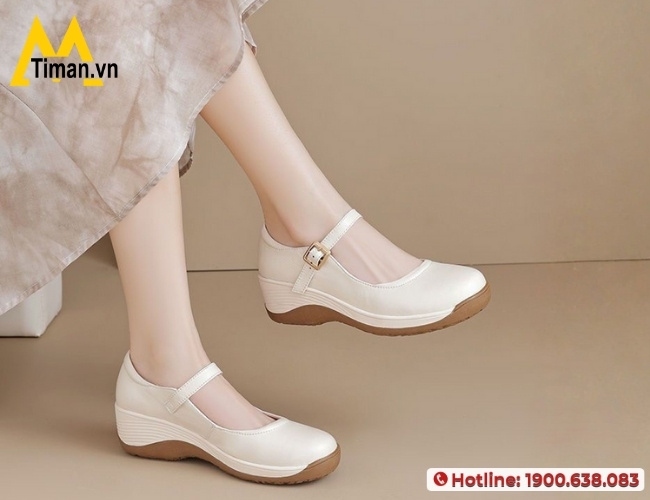 Phối đồ trang nhã cùng với giày trắng cho nữ