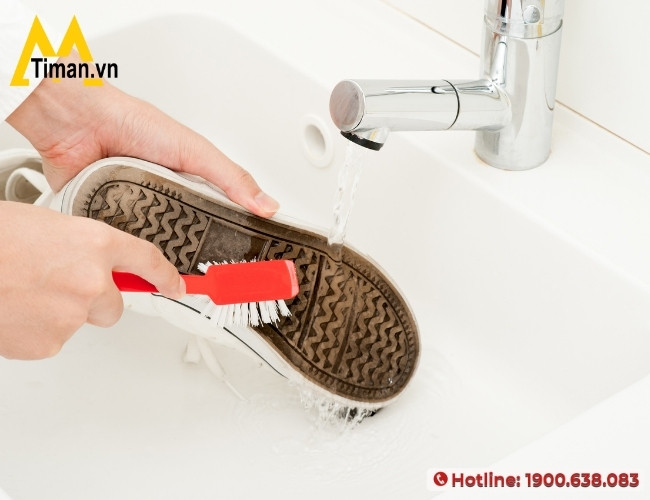 Nên bảo quản vệ sinh giày công sở nữ thường xuyên để giữ độ bền lâu