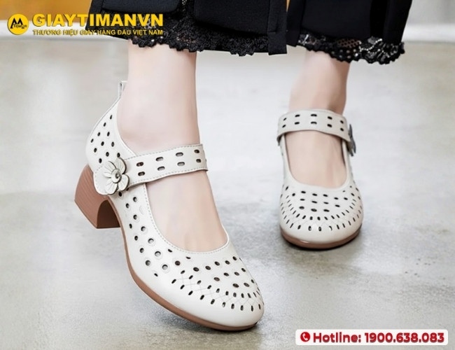 Size giày cao gót vừa chân giúp phái đẹp giữ thăng bằng tốt và bước đi dễ chịu