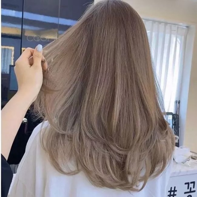 Màu tóc nâu trà sữa xinh xắn phù hợp với nhiều cô nàng