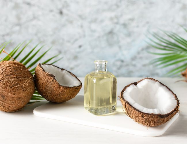 Dầu dừa là một dạng tinh dầu tự nhiên được trích xuất từ cùi dừa