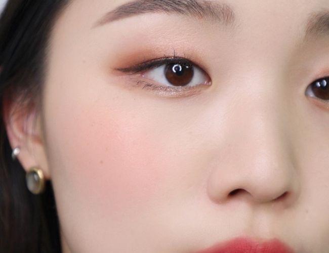 Kẻ eyeliner cho mắt một mí