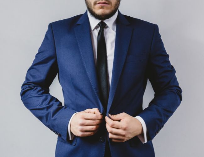 Suit xanh kết hợp áo sơ mi trắng và cà vạt đen 